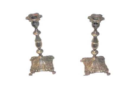  Castiçais em prata com fustes torneados e relevados com motivos florais, assentes em bases quadradas e quatro pés em forma de garras.