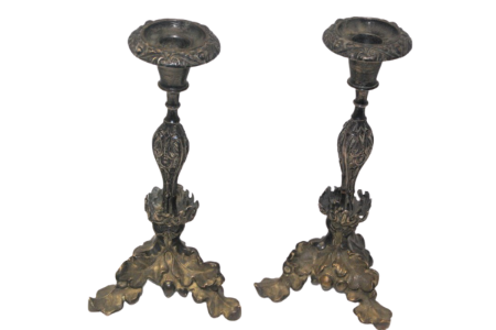 Castiçais em prata com fustes torneados, folhas de acanto relevadas e arandelas em forma de folhas sobre bases trípodes.