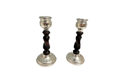  Castiçais em prata com fustes em madeira espiralada e assentes sobre bases circulares.