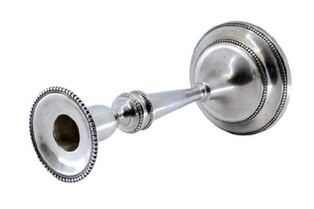 Castiçal solitário em prata lisa com frisos no fuste e na base circular.