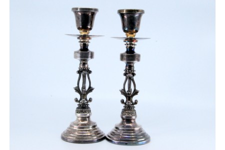  Castiçais em prata com arandelas lisas em decoração modernista sobre bases circulares e alteadas.