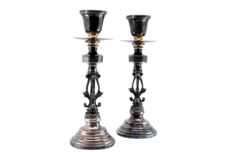  Castiçais em prata com arandelas lisas em decoração modernista sobre bases circulares e alteadas.