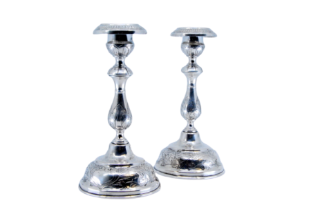 Castiçais em prata com motivos florais gravados nas arandelas, fustes e nas bases circulares