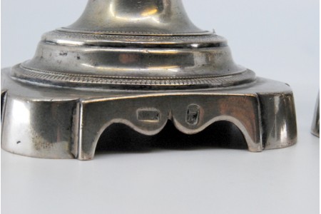  Castiçais baixos em prata com fustes torneados e frisos nas bases recortadas.