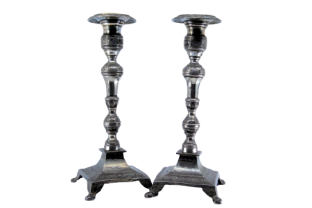 Castiçais em prata com fustes torneados e relevados, assentes em bases quadradas com quatro pés.