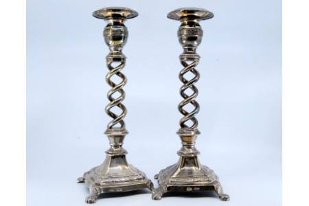  Castiçais em prata espiralada com gravados nas bases e assentes sobre quatro pés com garras.