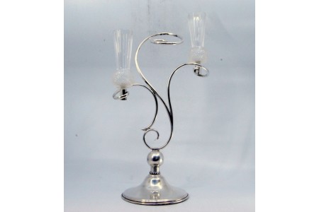 Candelabro em prata com enrolamentos envolvendo os suportes das velas em vidro foscado e assente sobre base circular.