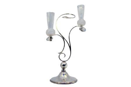 Candelabro em prata com enrolamentos envolvendo os suportes das velas em vidro foscado e assente sobre base circular.