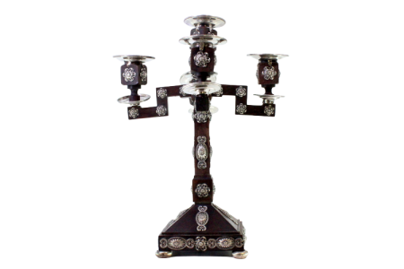 Candelabro em pau santo com aplicações em prata e quatro braços, assentes em bases quadradas com quatro pés circulares.