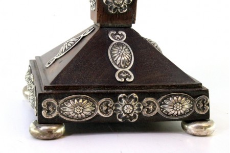 Candelabro em pau santo com aplicações em prata e quatro braços, assentes em bases quadradas com quatro pés circulares.