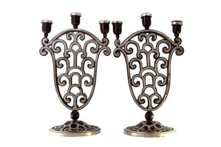 Candelabros de três lumes em pau santo com revestimento em prata recortada e assentes em bases circulares.