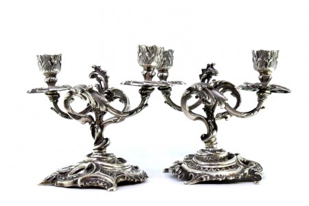 Candelabros baixos em prata de dois lumes com relevos, conchas e grinaldas