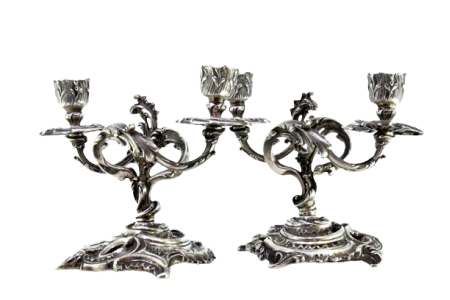 Candelabros baixos em prata de dois lumes com relevos, conchas e grinaldas