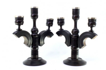 Conjunto de candelabros em pau preto com aplicações em prata nos fustes.