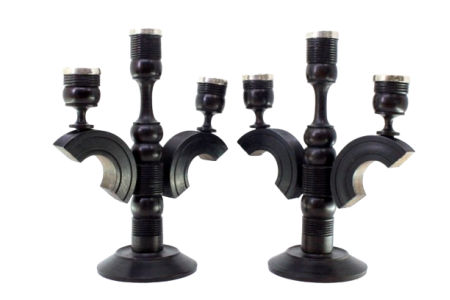Conjunto de candelabros em pau preto com aplicações em prata nos fustes.