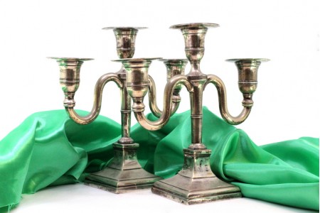 Candelabros lisos em prata de três lumes assentes em bases quadradas.
