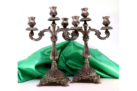 Candelabros em prata de três lumes com conchas e grinaldas assentes sobre bases 