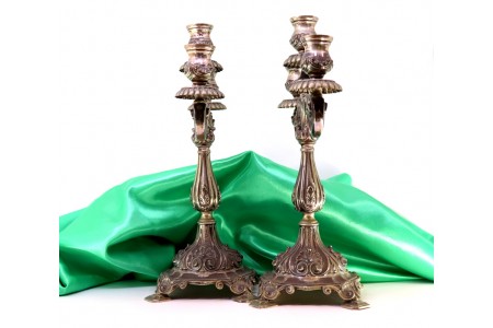 Candelabros em prata de três lumes com conchas e grinaldas assentes sobre bases 