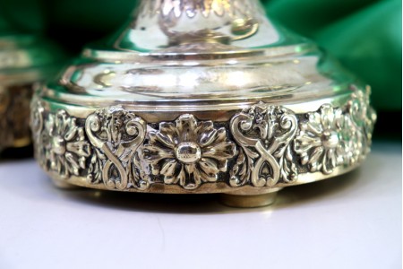 Candelabros baixos com dois lumes com bases circulares relevadas e quatro pés