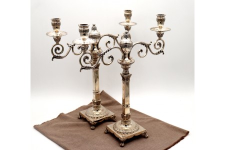  Candelabros em prata de trés lumes, tapa chamas no centro em prata cinzelada.