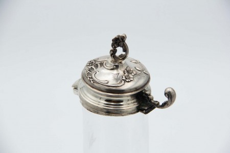 Garrafa de vinho em vidro gravado a ácido com gargalo em prata relevada e pomo 