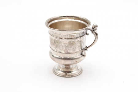 Caneca em prata com gravados vegetalistas e mitológicos na envolvência