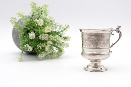 Caneca em prata com gravados vegetalistas e mitológicos na envolvência