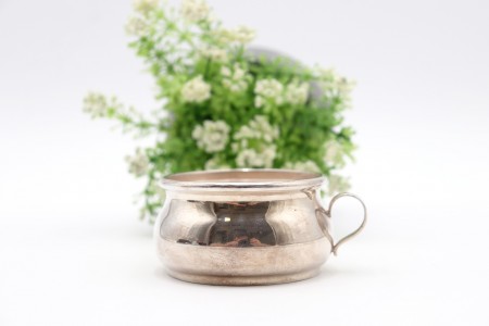 Caneca de prata lisa com asa fixa e base circular