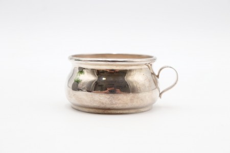 Caneca de prata lisa com asa fixa e base circular