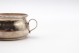 Caneca de prata lisa com asa fixa e base circular