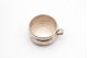 Caneca de prata lisa com asa fixa e base circular