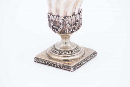 Caneleiro em prata espiralada com relevos, frisos, base quadrada e pomo na tampa amovível.