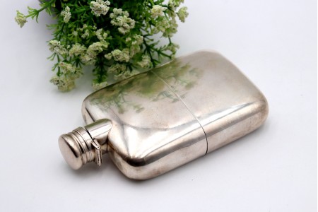 Cantil de bolso em prata para whisky com base amovível