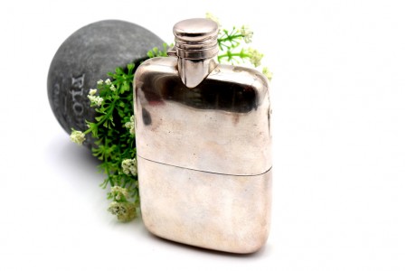 Cantil de bolso em prata para whisky com base amovível