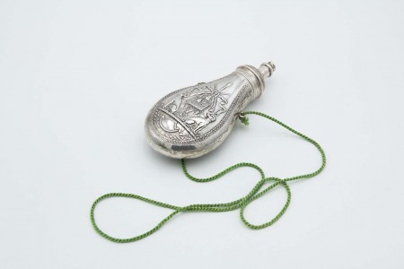 Polvorinho em prata com motivos de caçã relevados, frisos envolventes e cordel