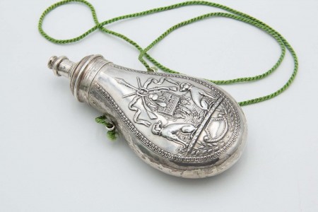 Polvorinho em prata com motivos de caçã relevados, frisos envolventes e cordel