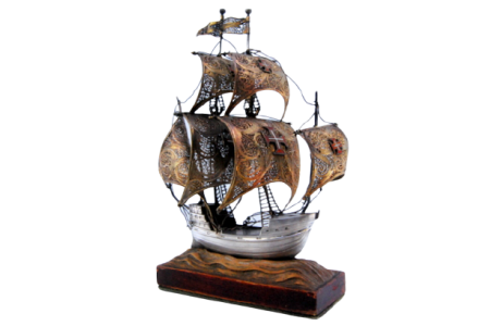 Galeão em filigrana de prata com cinco velas e base em madeira.