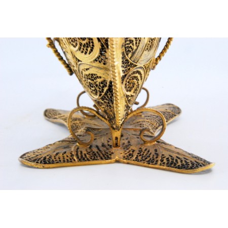 Caravela em prata filigrana dourada com cruzes esmaltadas nas velas e assente sobre base recortada.