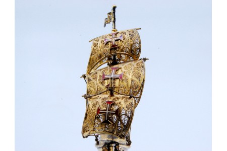  Caravela em prata filigrana com cruzes esmaltadas nas velas e assente em base de madeira .