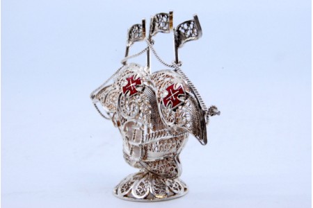 Caravela em prata de filigrana com três bandeiras e dois símbolos portugueses.