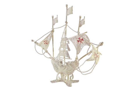 Caravela pequena em prata de filigrana com cruzes esmaltadas nas velas e assente em base com quatro pés.