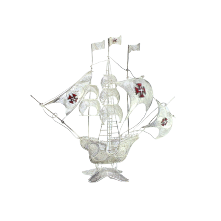 Caravela em prata de filigrana com três bandeiras e quatro cruzes de malta nas velas.