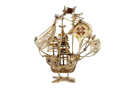 Caravela pequena em prata filigrana dourada com três bandeiras esmaltadas e canhões assinalados.