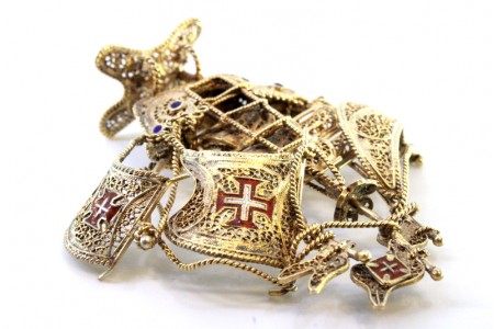 Caravela pequena em prata filigrana dourada com três bandeiras esmaltadas e canhões assinalados.