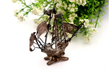 Miniatura de caravela em prata filigrana