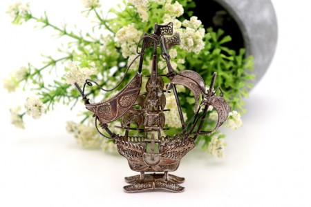 Miniatura de caravela em prata filigrana