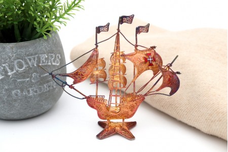 Caravela em prata filigrana dourada com cruzes esmaltadas nas velas e estojo original.