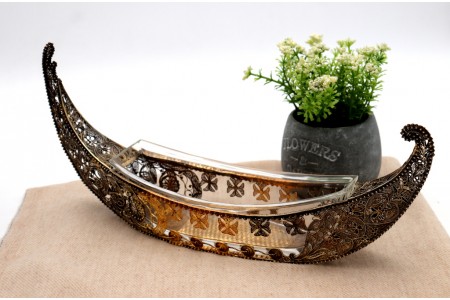 Barco moliceiro em prata filigrana dourada com frisos perlados com alma em vidro.