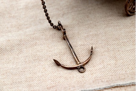 Porta garrafas em prata revelada em forma de caravela com relevos e aplicações