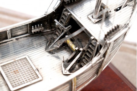 Nau Santa Maria (1942)em prata com relevos e aplicações sobre base de madeira